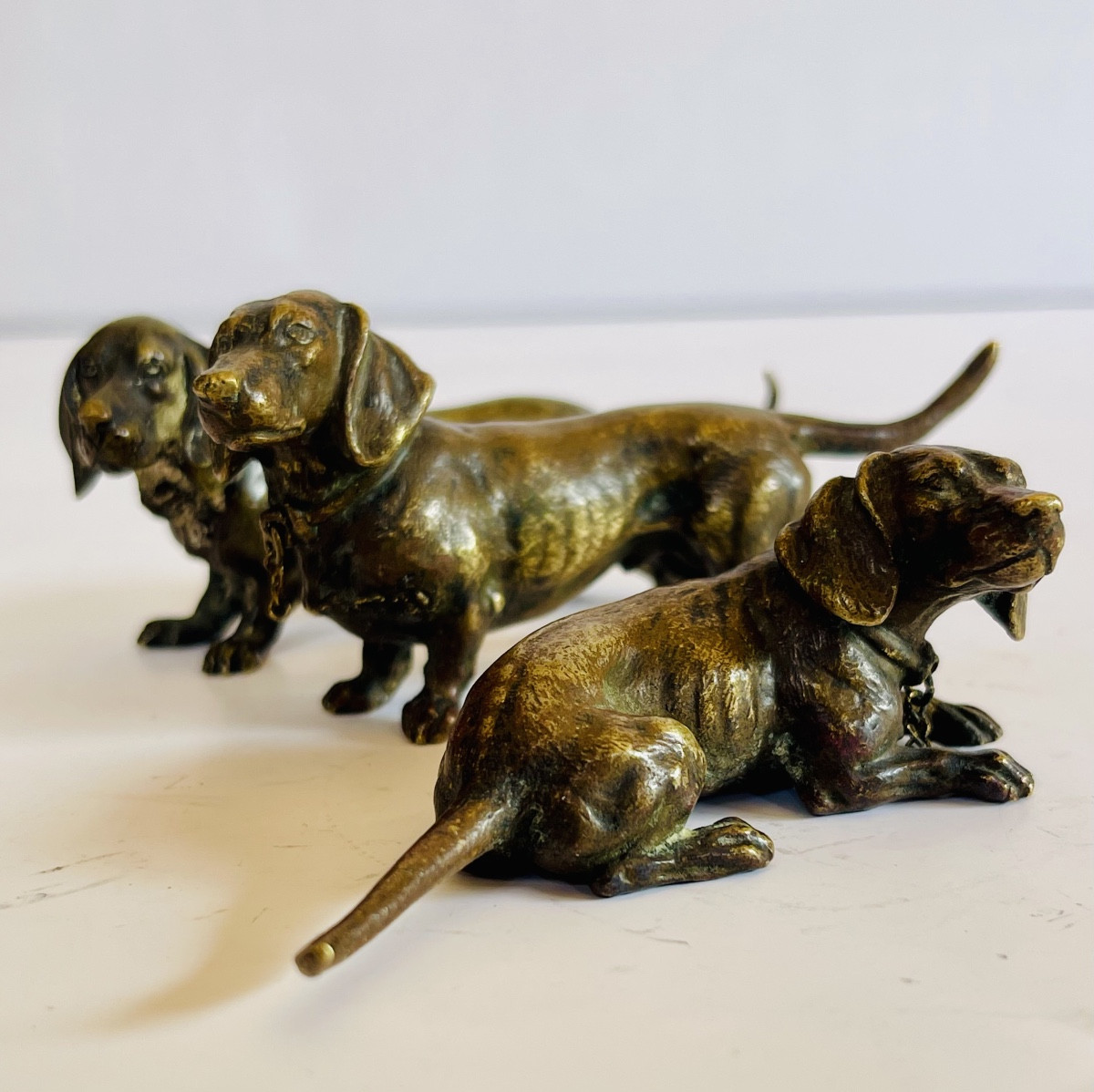 Ensemble de trois bassets en bronze de vienne 